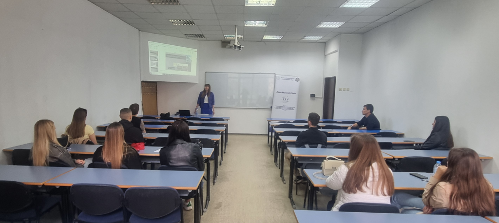 How does Amazon function: the customers in the centre of the powerful digital platform