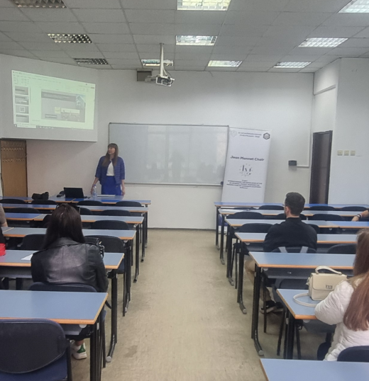 How does Amazon function: the customers in the centre of the powerful digital platform